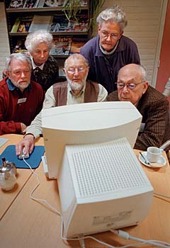 ouderen achter internet computer bij internetfiesta